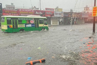 Nhiều người đi xe máy bị ngã trong cơn mưa lớn và ngập sâu ở Đồng Nai