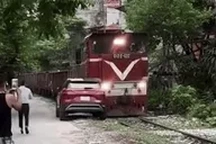 Dừng ô tô cạnh đường sắt gây tai nạn có thể bị xử phạt như thế nào?