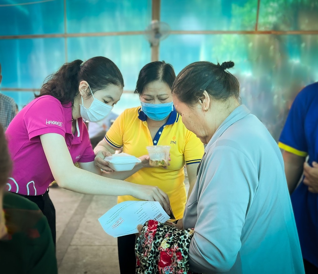 PNJ và Hawee trao quà trị giá 350 triệu đồng cho Bệnh viện Quân Y 175 - 2 PNJ và Hawee trao quà trị giá 350 triệu đồng cho Bệnh viện Quân Y 175 - 2