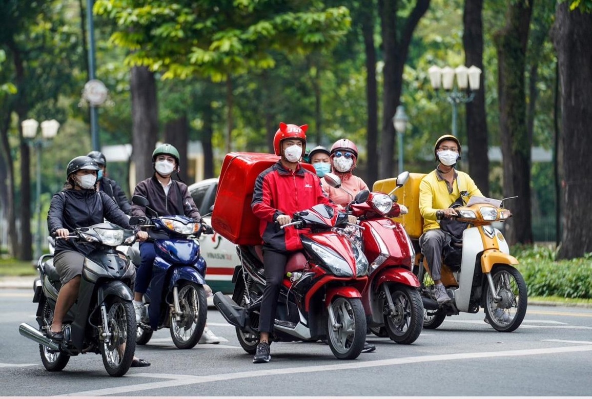 Phố phường bỗng vui nhờ anh shipper tai mèo - 1