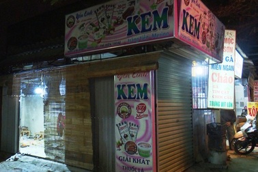 Người đàn ông tẩm xăng lên người, ôm bạn gái tự thiêu