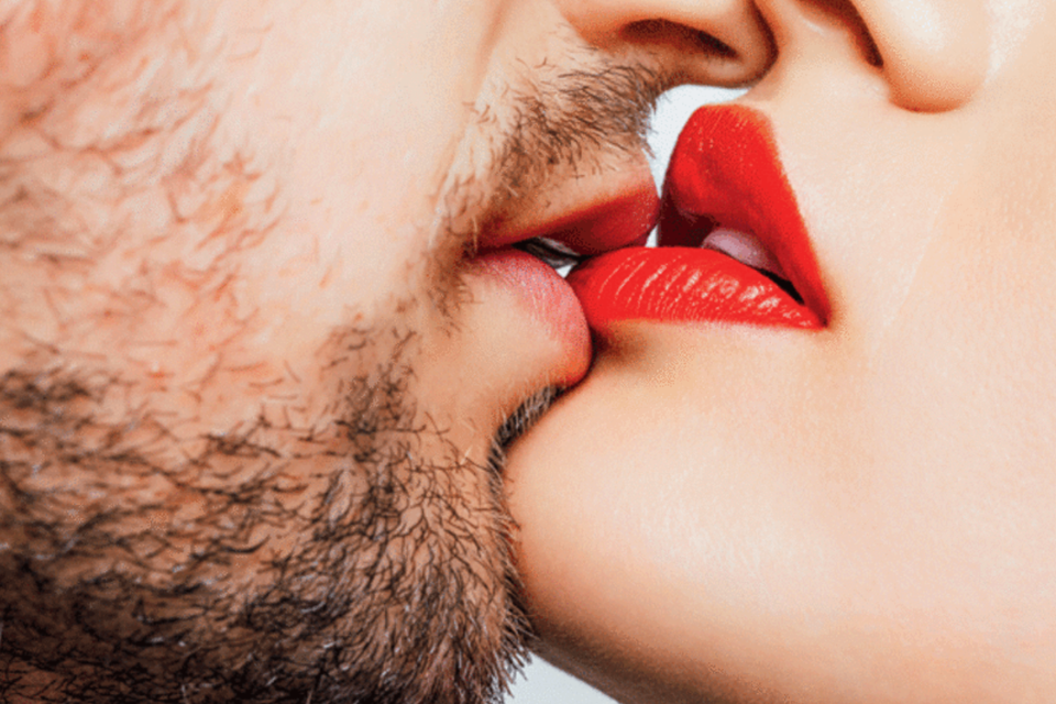 Mầm mống gây ung thư có thể lây lan qua… nụ hôn - 1