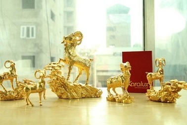 Quà Tết Ất Mùi: Tượng, tiền, cây… hình dê hút khách