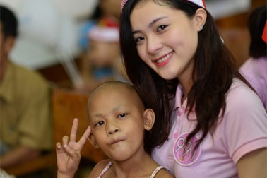 Người đẹp Miss Photo tặng quà Noel cho bệnh nhi ung thư