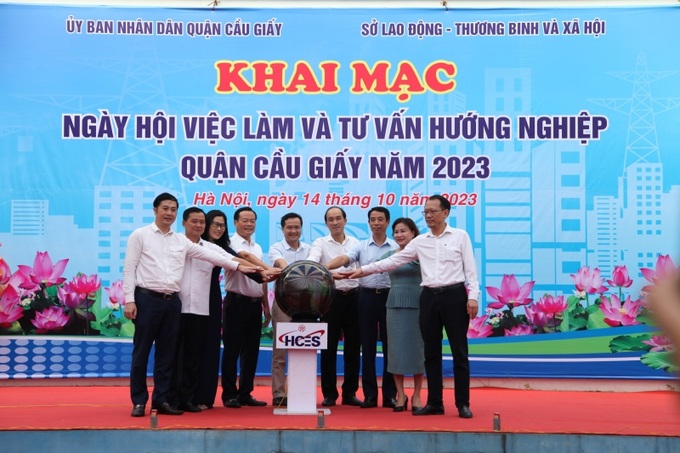 Các đại biểu bấm chuông khai mạc Ngày hội việc làm và tư vấn hướng nghiệp quận Cầu Giấy năm 2023.