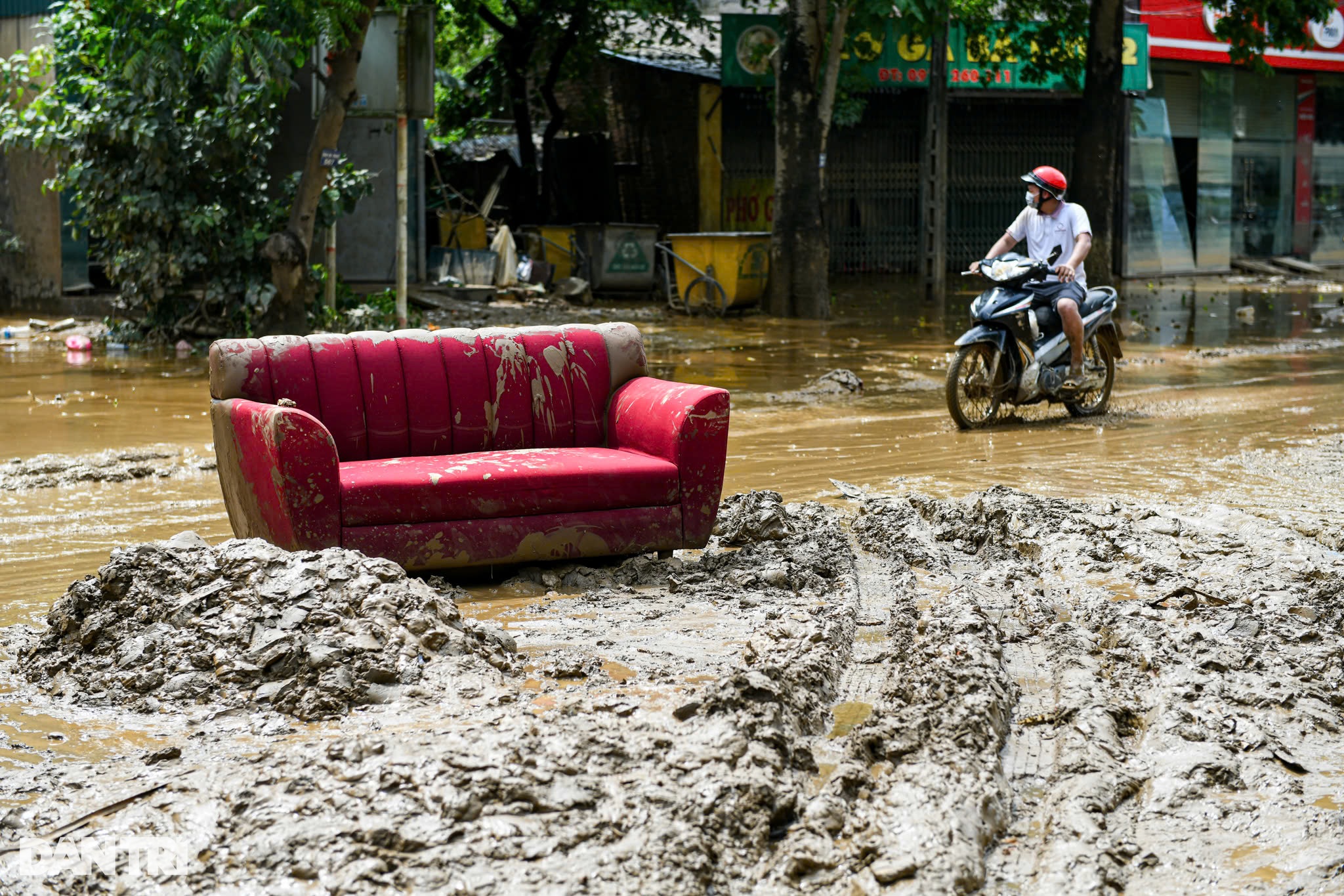 Người dân TP Yên Bái dọn bùn lầy dày nửa mét sau mưa lũ - 10