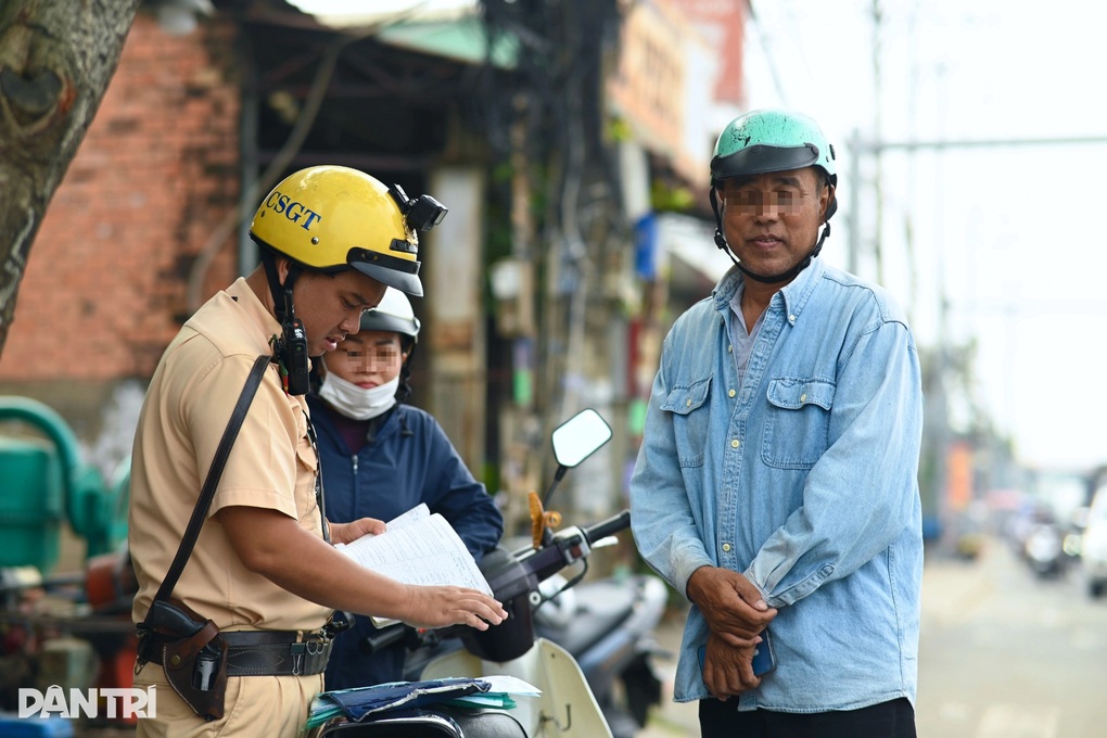 Đi ngược chiều để tiết kiệm thời gian, tài xế ở TPHCM bị phạt 5 triệu đồng - 1