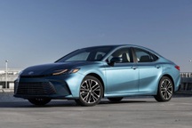 Toyota Camry 2025 rục rịch về Việt Nam, thêm khó cho Mazda6 và Kia K5