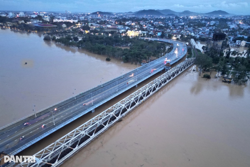 Rút 2 đoàn tàu chở đá trên cầu, đường sắt Bắc - Nam thông tuyến trở lại - 1 Rút 2 đoàn tàu chở đá trên cầu, đường sắt Bắc - Nam thông tuyến trở lại - 1