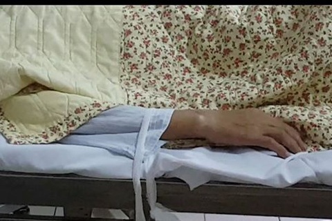 Xót xa hình ảnh bệnh nhân run rẩy, bị trói chặt vào giường bệnh