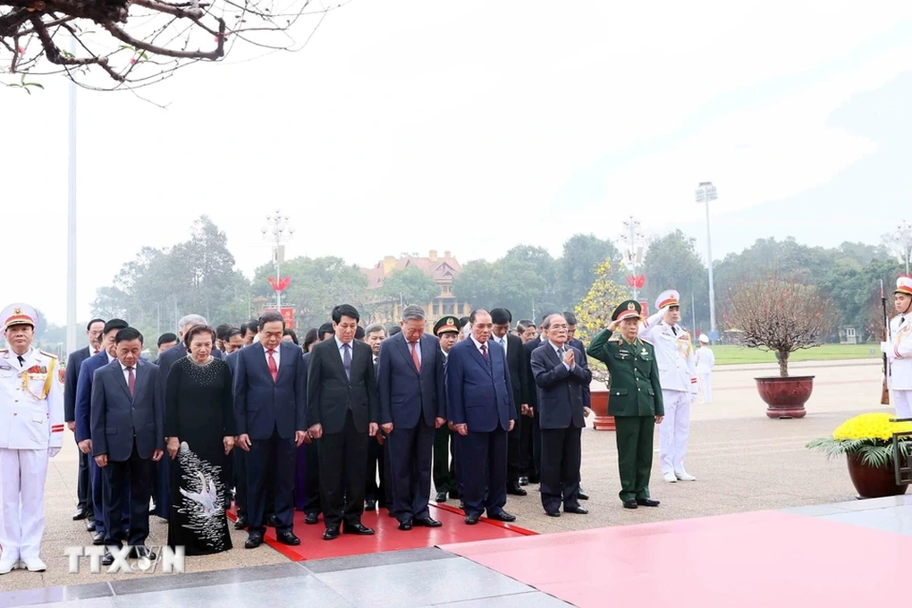 Lãnh đạo Đảng, Nhà nước vào Lăng viếng Bác nhân dịp Tết Nguyên đán Ất Tỵ 2025 - 2