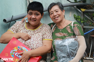 Mẹ già 9 lần đưa con gái bại não đi mua sắm "0 đồng" trong bệnh viện