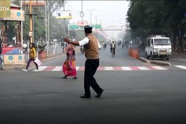 Thú vị cảnh sát vừa nhảy vừa điều khiển giao thông ở Ấn Độ