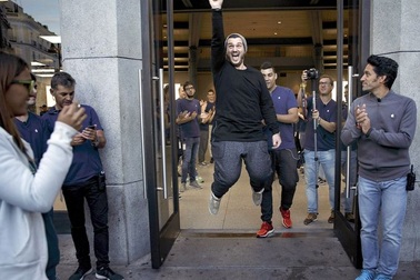 Chùm ảnh khắp nơi trên thế giới ngày iPhone 7 chính thức lên kệ