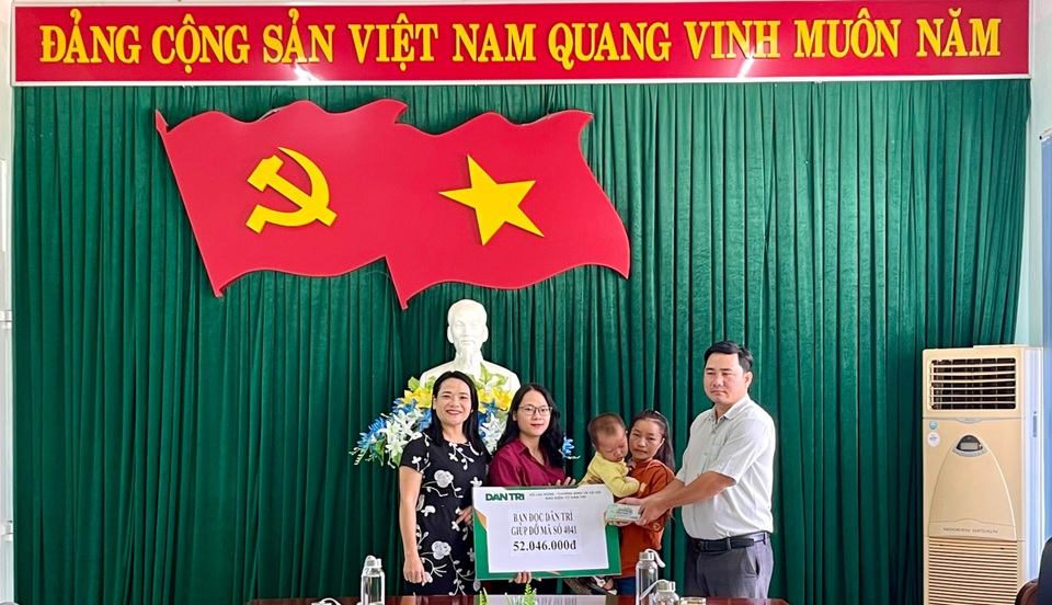 Bé trai 2 tuổi được cứu ra từ bếp lửa tiếp tục được bạn đọc giúp đỡ - 1 Bé trai 2 tuổi được cứu ra từ bếp lửa tiếp tục được bạn đọc giúp đỡ - 1