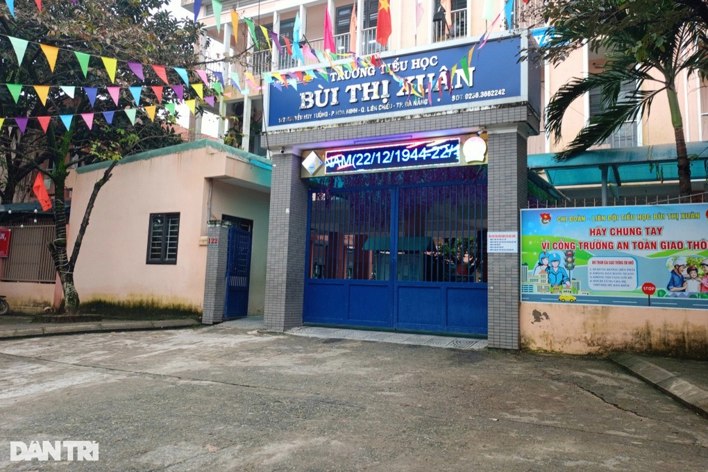 Tranh cãi việc học sinh cởi áo khoác, ngồi ngoài trời lạnh 19 độ C - 1 Tranh cãi việc học sinh cởi áo khoác, ngồi ngoài trời lạnh 19 độ C - 1