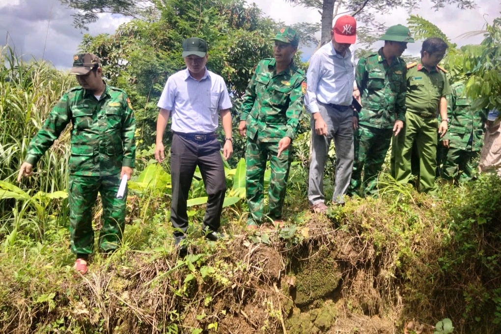 Nhiều hộ dân ở Tây Giang phải di dời khẩn cấp do nguy cơ sạt lở đất - 1 Nhiều hộ dân ở Tây Giang phải di dời khẩn cấp do nguy cơ sạt lở đất - 1