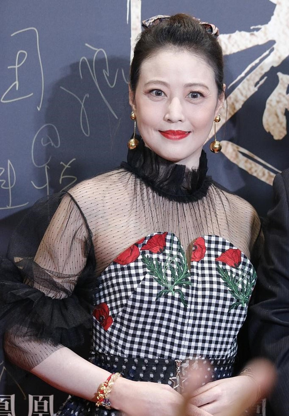 Grunner til at selskapet utsatte kunngjøringen av Zhou Zhiruos, spilt av Zhou Haimei, avgang – del 2 Lý do công ty chậm công bố sự ra đi của nàng Chu Chỉ Nhược Châu Hải My - 2