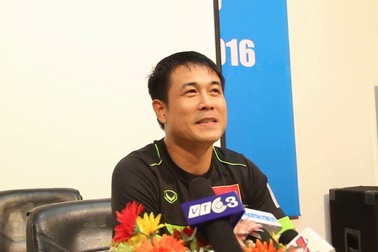 HLV Nguyễn Hữu Thắng trà lời phỏng vấn sau buổi tập trên sân Thống Nhất