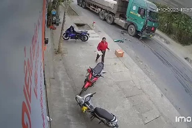 Xe tải gặp tai nạn vì dừng giữa đường để bốc dỡ hàng hóa