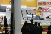 Thanh niên đập tủ kính, cướp vàng ném ra đường ở Bình Dương