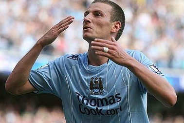 Man City chia tay Elano, bị khước từ vụ Lescott