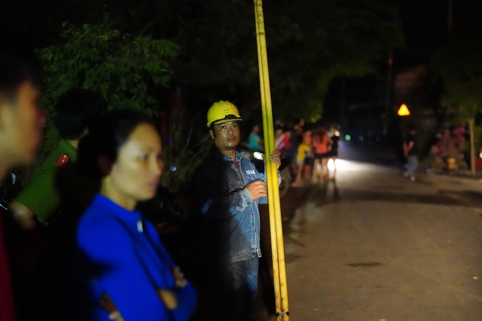 Những hình ảnh bên lề vụ cháy cực lớn tại công ty mút xốp - 6 Những hình ảnh bên lề vụ cháy cực lớn tại công ty mút xốp - 6