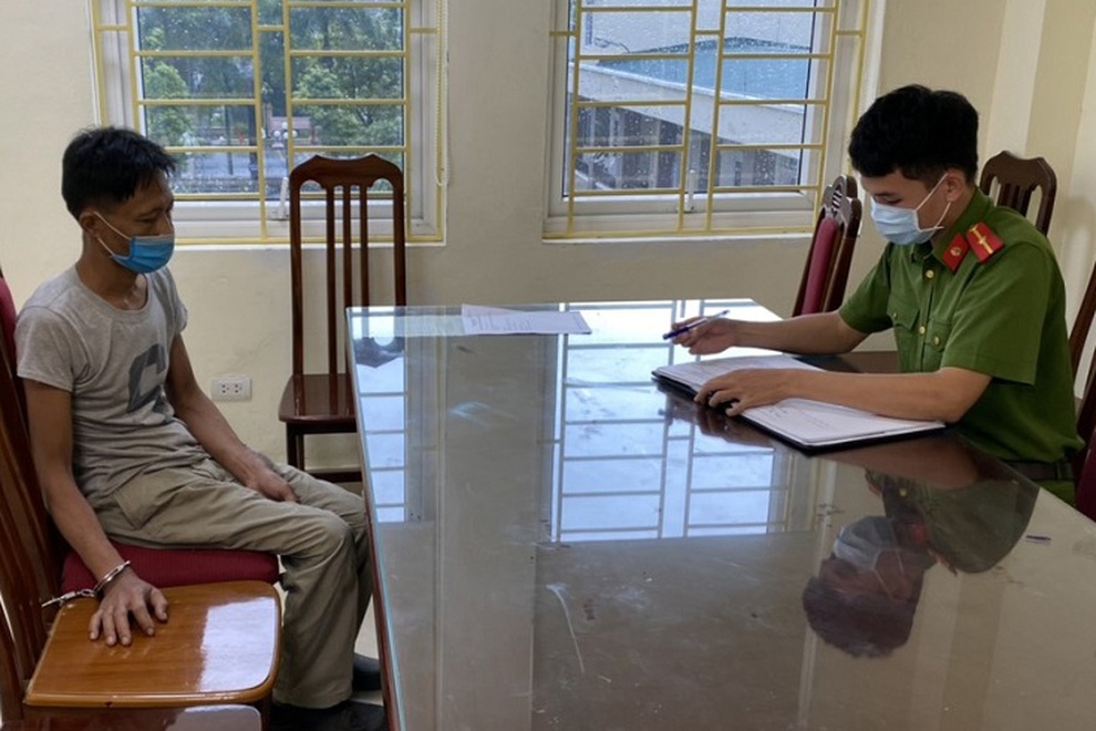 Hà Nội: Người đàn ông cầm dao đuổi chém cán bộ kiểm dịch - 2 Hà Nội: Người đàn ông cầm dao đuổi chém cán bộ kiểm dịch - 2