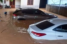 Sau mưa lũ ở Nghệ An, những ô tô bị ngập nước là coi như "vứt bỏ"?