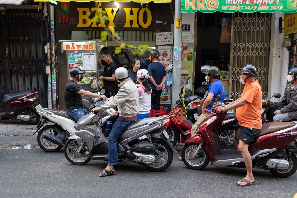 Quán bánh mì Việt 90 năm tuổi, từng được lên truyền hình Mỹ - 3 Quán bánh mì Việt 90 năm tuổi, từng được lên truyền hình Mỹ - 3