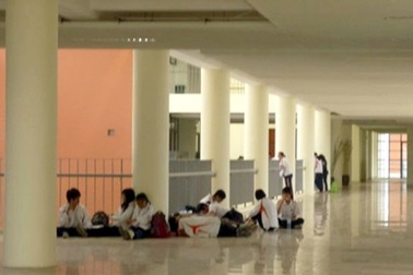 Học sinh trường “xịn” nhất Hà Nội nghỉ trưa giữa hành lang