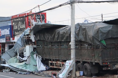 Xe chở phế liệu tông 4 nhà dân