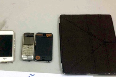 Đi làm 1 tuần, ôsin “nẫng” điện thoại Vertu của chủ