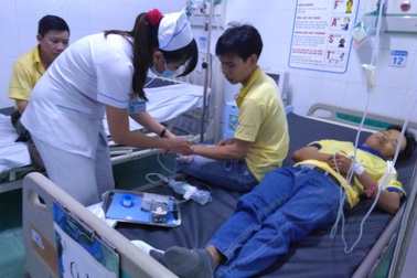 Hàng loạt công nhân nhập viện nghi ngộ độc thực phẩm