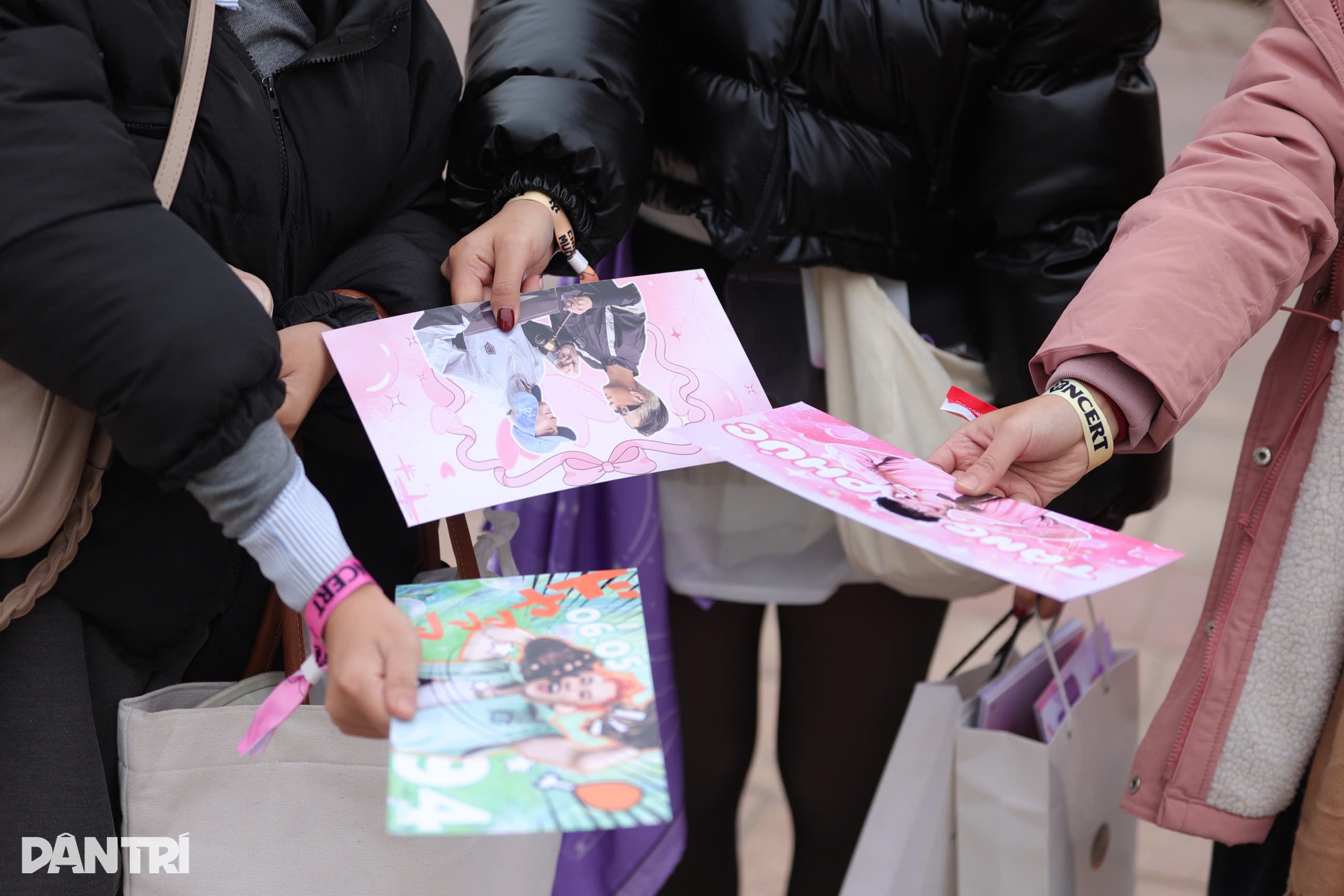 Οι πελάτες πληρώνουν 40 εκατομμύρια εισιτήρια ανά ζεύγος για το Anh Tai, αλλά οι μεσίτες είναι αβοήθητοι επειδή δεν έχουν εισιτήρια - 3 Khách trả 40 triệu/cặp vé Anh tài, dân phe bất lực vì không có vé - 3