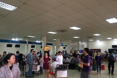 Sân bay Cát Bi bất ngờ đóng cửa, hàng trăm người nhốn nháo