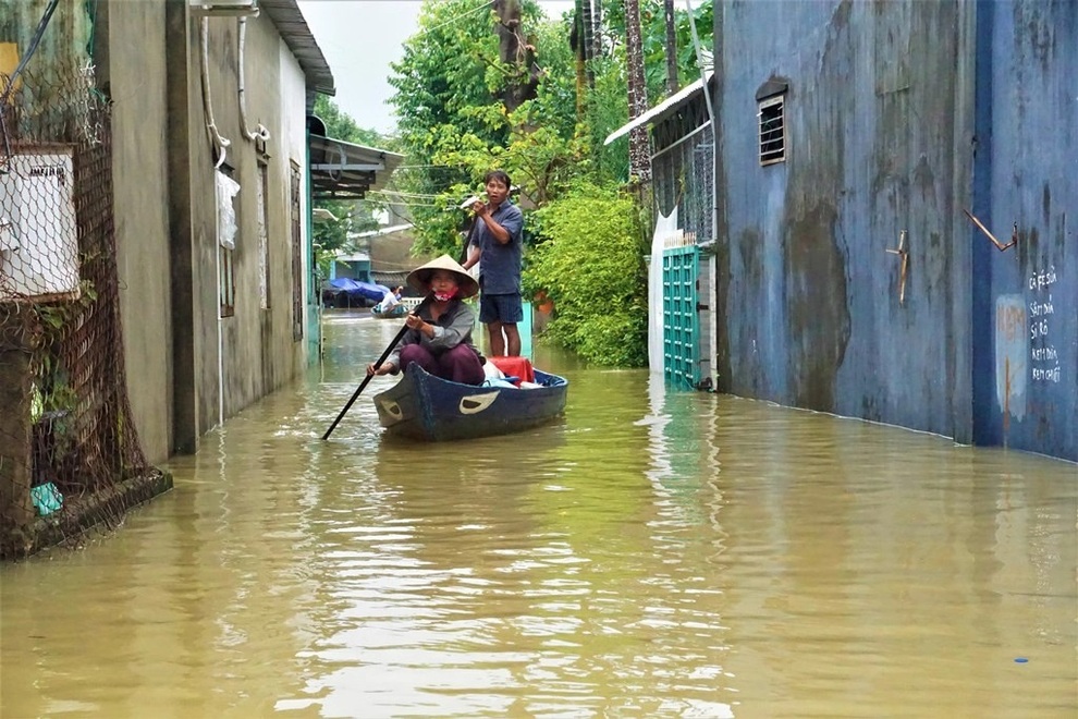Lũ ập tới bất ngờ, người dân Tam Kỳ quay cuồng trong biển nước - 2 Lũ ập tới bất ngờ, người dân Tam Kỳ quay cuồng trong biển nước - 2