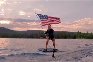 Video Mark Zuckerberg vừa lướt sóng vừa cầm cờ Mỹ "gây sốt" mạng xã hội