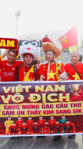 CĐV “chơi lớn” với muôn kiểu hóa trang, nhuộm đỏ Mỹ Đình