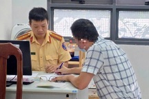 Gắn đèn ưu tiên chạy trên đường, tài xế ô tô ở TPHCM bị phạt 5 triệu đồng