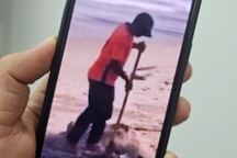 Người đàn ông chôn rác trên bãi biển Mũi Né bị xử phạt