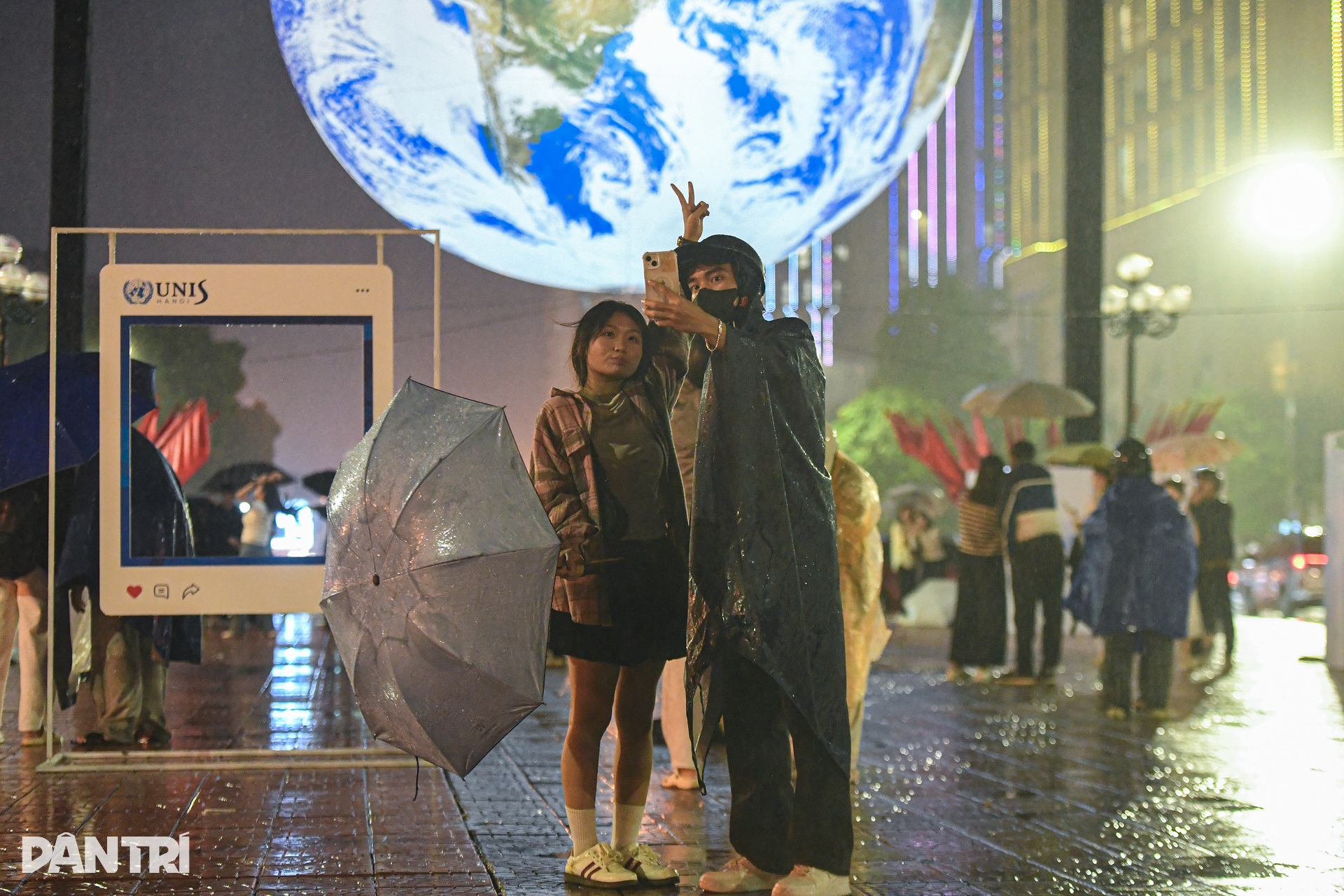 Giới trẻ đội mưa chiêm ngưỡng mô hình Trái Đất khổng lồ tại Hà Nội - 13