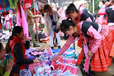 Nhộn nhịp phiên chợ Tết của người Mông