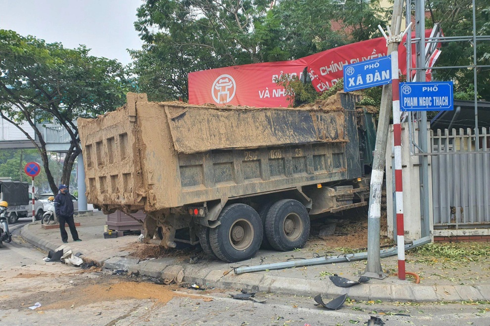 Sau cú va chạm, BMW nát đầu, xe tải húc đổ tường trường tiểu học - 1 Sau cú va chạm, BMW nát đầu, xe tải húc đổ tường trường tiểu học - 1