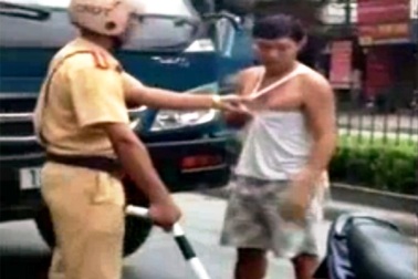 Cảnh cáo Thiếu tá CSGT đánh người trên phố