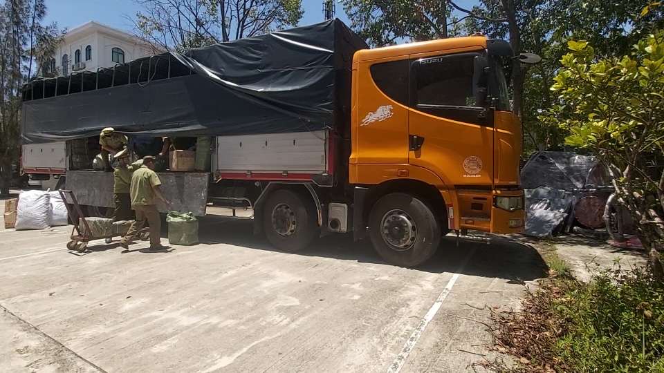 Phát hiện xe tải chở gần 900kg pháo - 1 Phát hiện xe tải chở gần 900kg pháo - 1