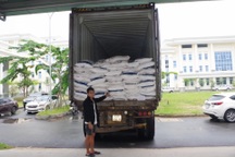 Chặn xe chở 40 tấn đường cát nhập lậu từ Campuchia về TPHCM