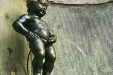 “Chú bé đứng tè” lãng phí tới 2500 lít nước sạch mỗi ngày