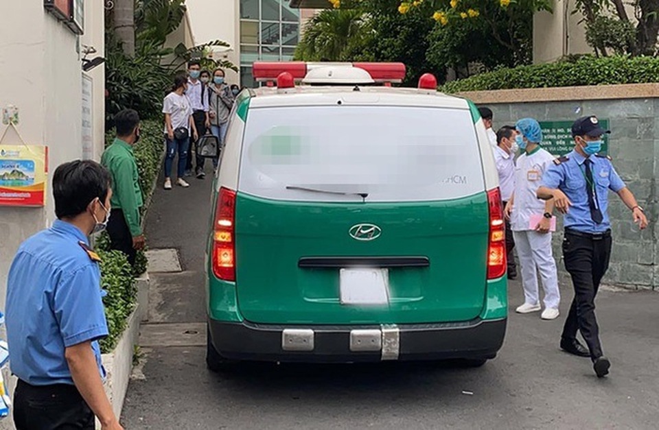 Nhiều nghệ sĩ đứng ngoài nhà tang lễ chờ nhìn mặt danh hài Chí Tài lần cuối - 6 Nhiều nghệ sĩ đứng ngoài nhà tang lễ chờ nhìn mặt danh hài Chí Tài lần cuối - 6