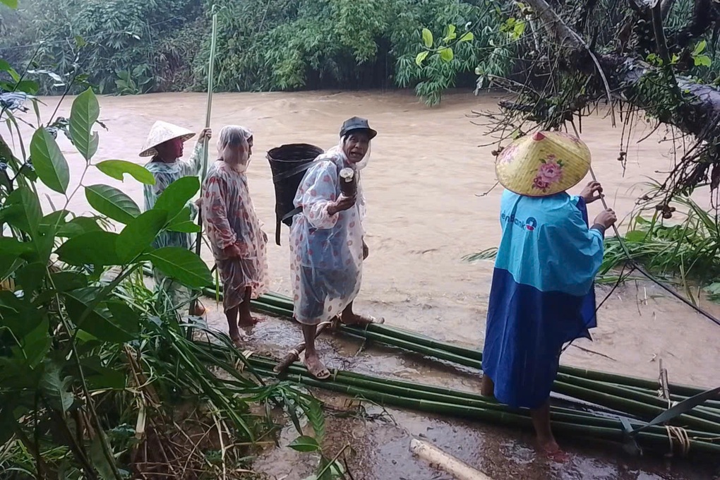 Người dân liều mình cõng học sinh băng qua dòng suối chảy xiết - 3 Người dân liều mình cõng học sinh băng qua dòng suối chảy xiết - 3
